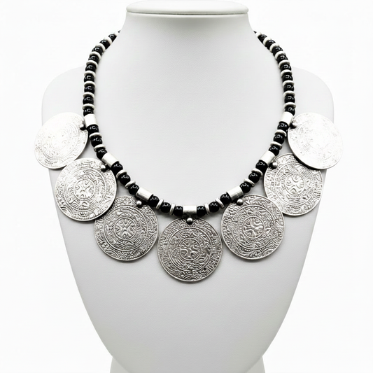 Collar sobre expositor blanco