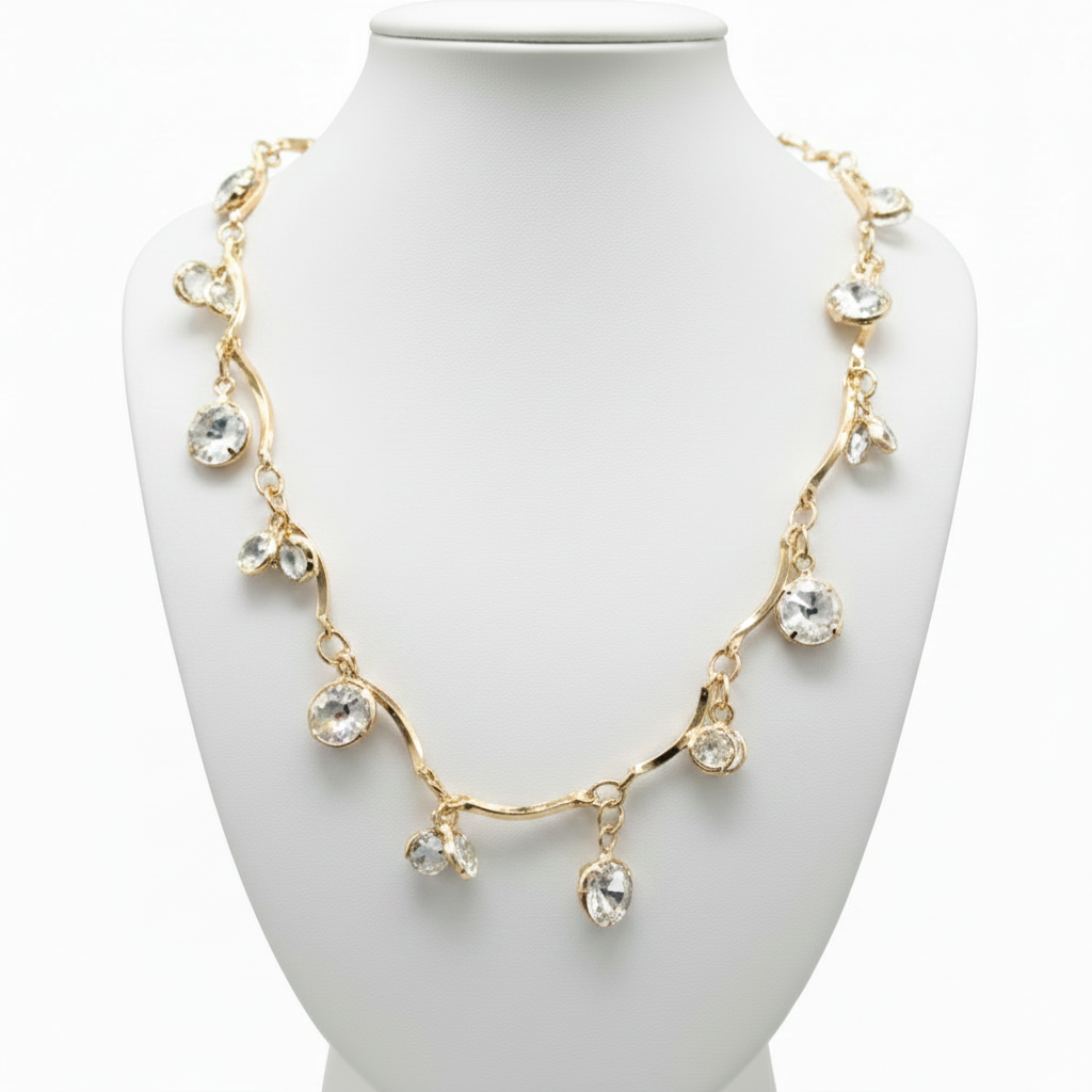 Collar sobre expositor blanco