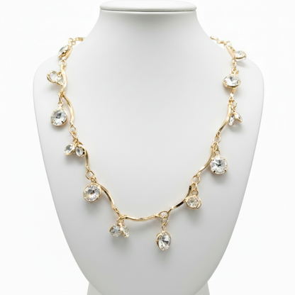 Collar sobre expositor blanco