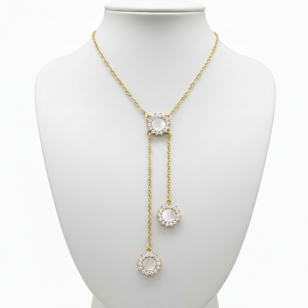 Collar sol dorado en expositor blanco