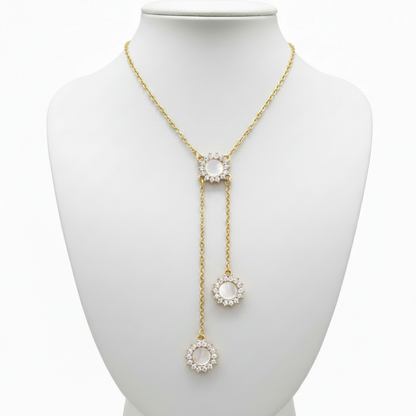 Collar sol dorado en expositor blanco