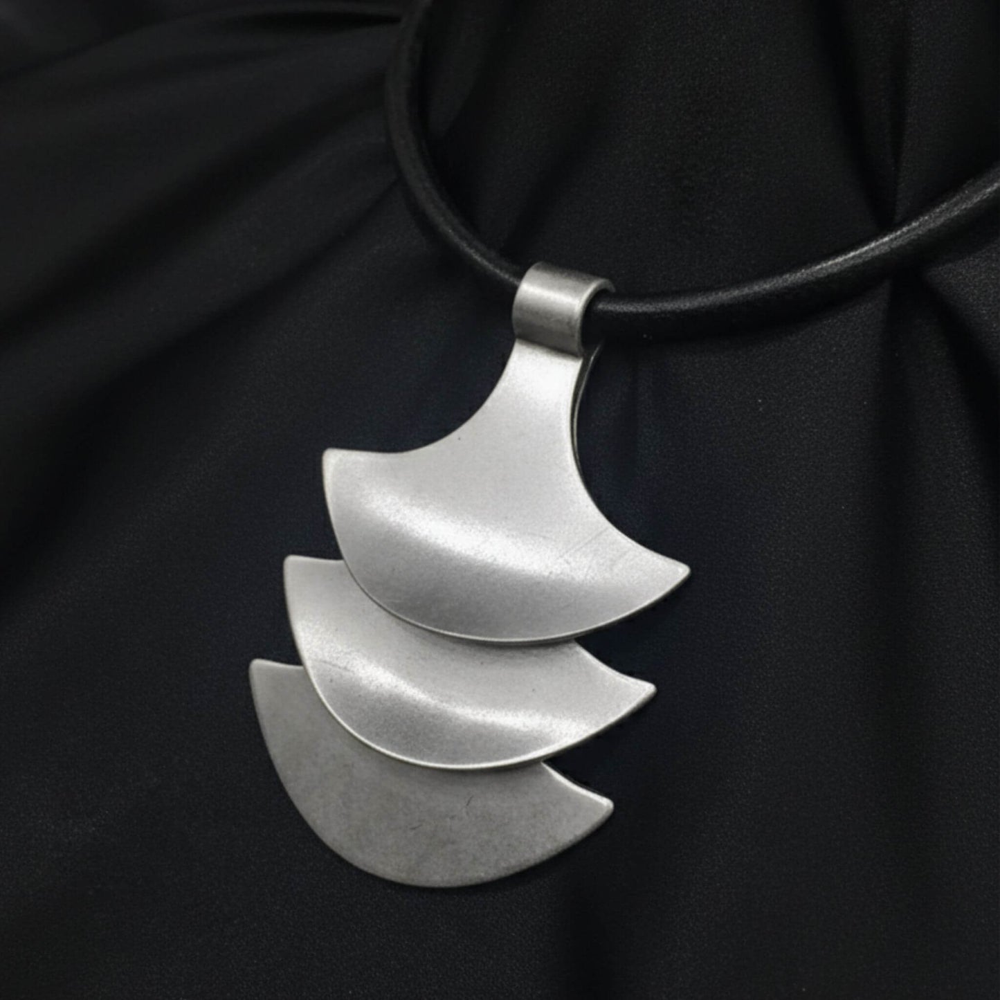 Collar Zamak Cuero Abanico Geométrico Unisex Hipoalergénico Joyeria Osnor