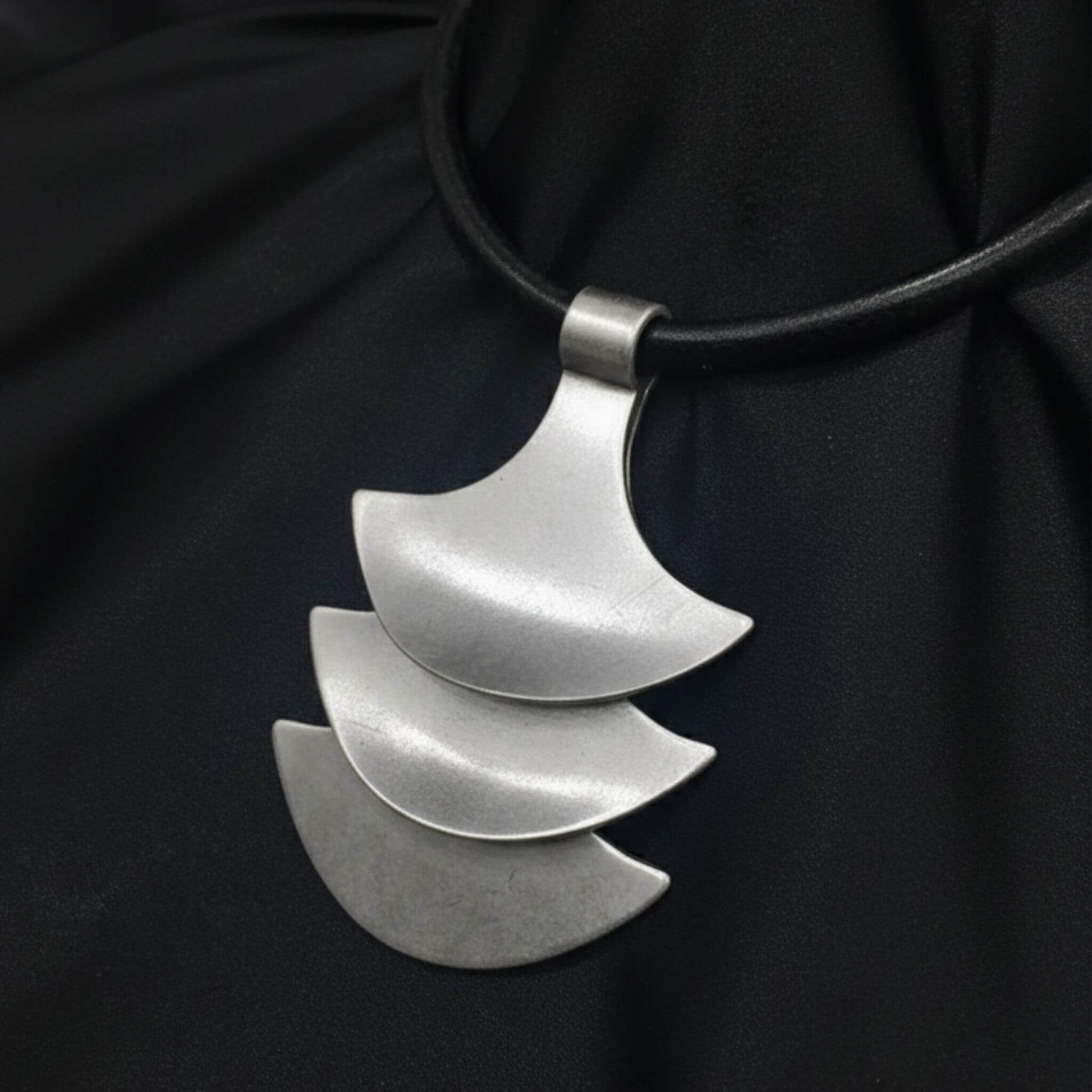 Collar Zamak Cuero Abanico Geométrico Unisex Hipoalergénico Joyeria Osnor