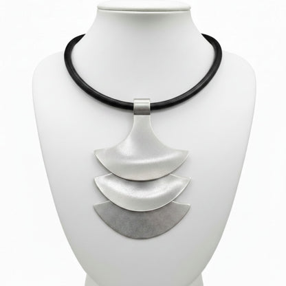 Collar Zamak Cuero Abanico Geométrico Unisex Hipoalergénico Joyeria Osnor