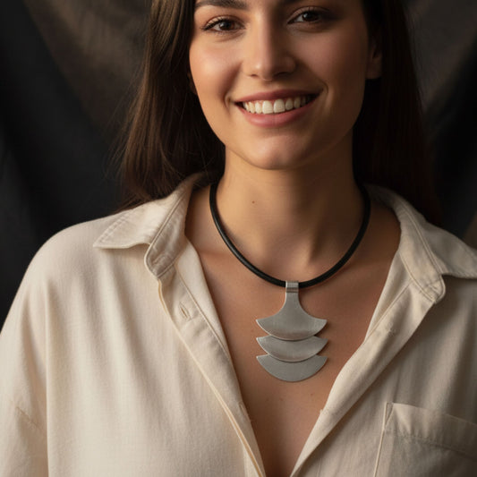 Mujer Luciendo Collar Zamak Cuero Abanico Geométrico Unisex Hipoalergénico Joyeria Osnor