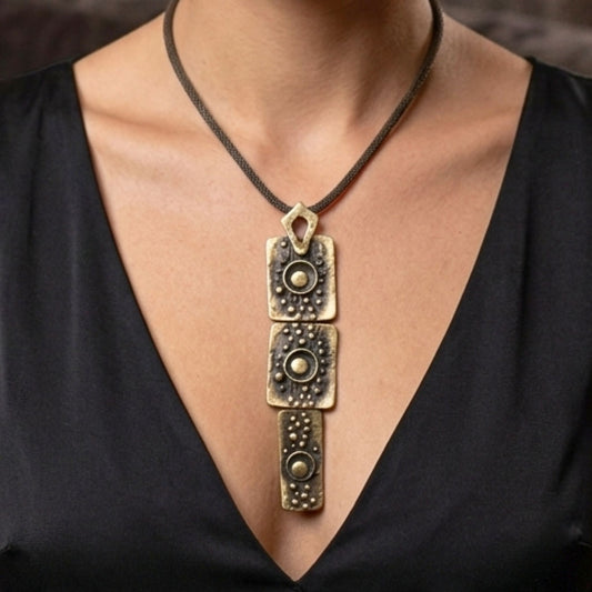 chica luciendo collar bronce ajustable escultura arte joyeria osnor zamak