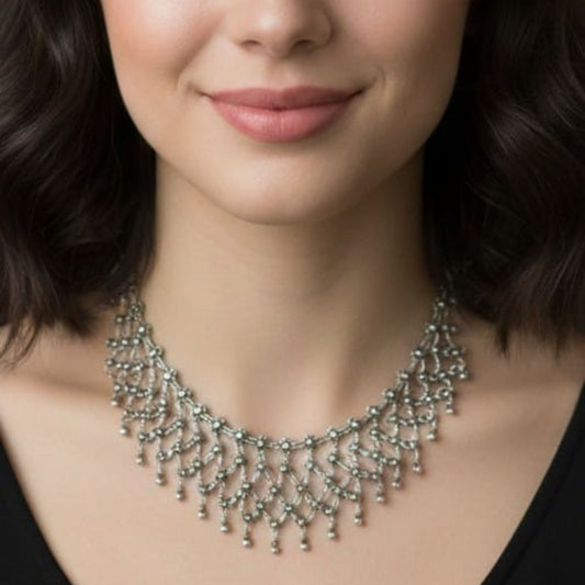 Mujer con collar de Zamak cadena floral y bolitas, joyería Osnor Zamak
