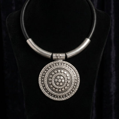 expositor luciendo collar de zamak uinsex joyeria osnor zamak