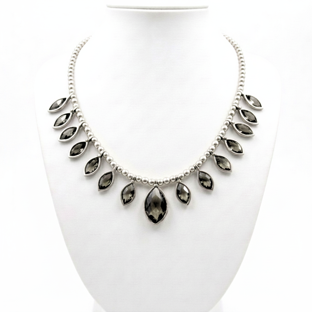 Collar Gargantilla de Zamak Plateado con Circonitas – Diseño Rombo Exclusivo