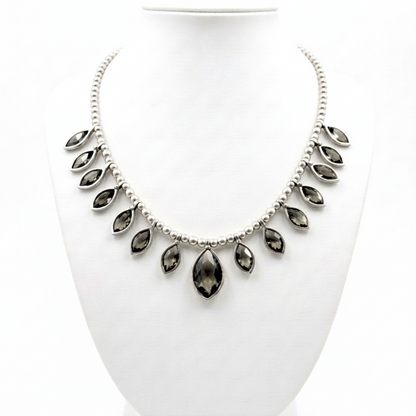 Collar Gargantilla de Zamak Plateado con Circonitas – Diseño Rombo Exclusivo