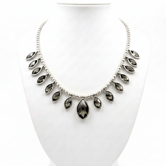 Collar Gargantilla de Zamak Plateado con Circonitas – Diseño Rombo Exclusivo