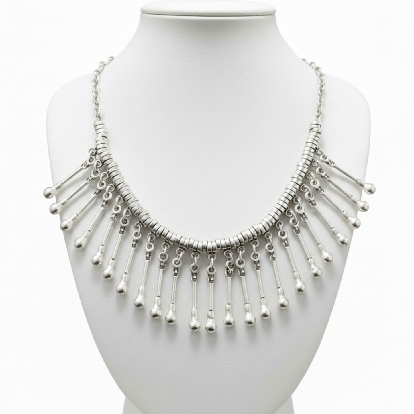 Collar babero de zamak plateado mujer con flecos de varillas y bolitas en cascada, estilo étnico Joyería Osnor Zamak