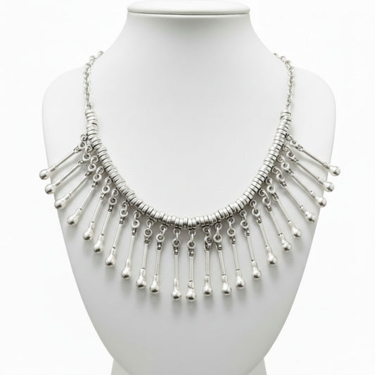 Collar babero de zamak plateado mujer con flecos de varillas y bolitas en cascada, estilo étnico Joyería Osnor Zamak