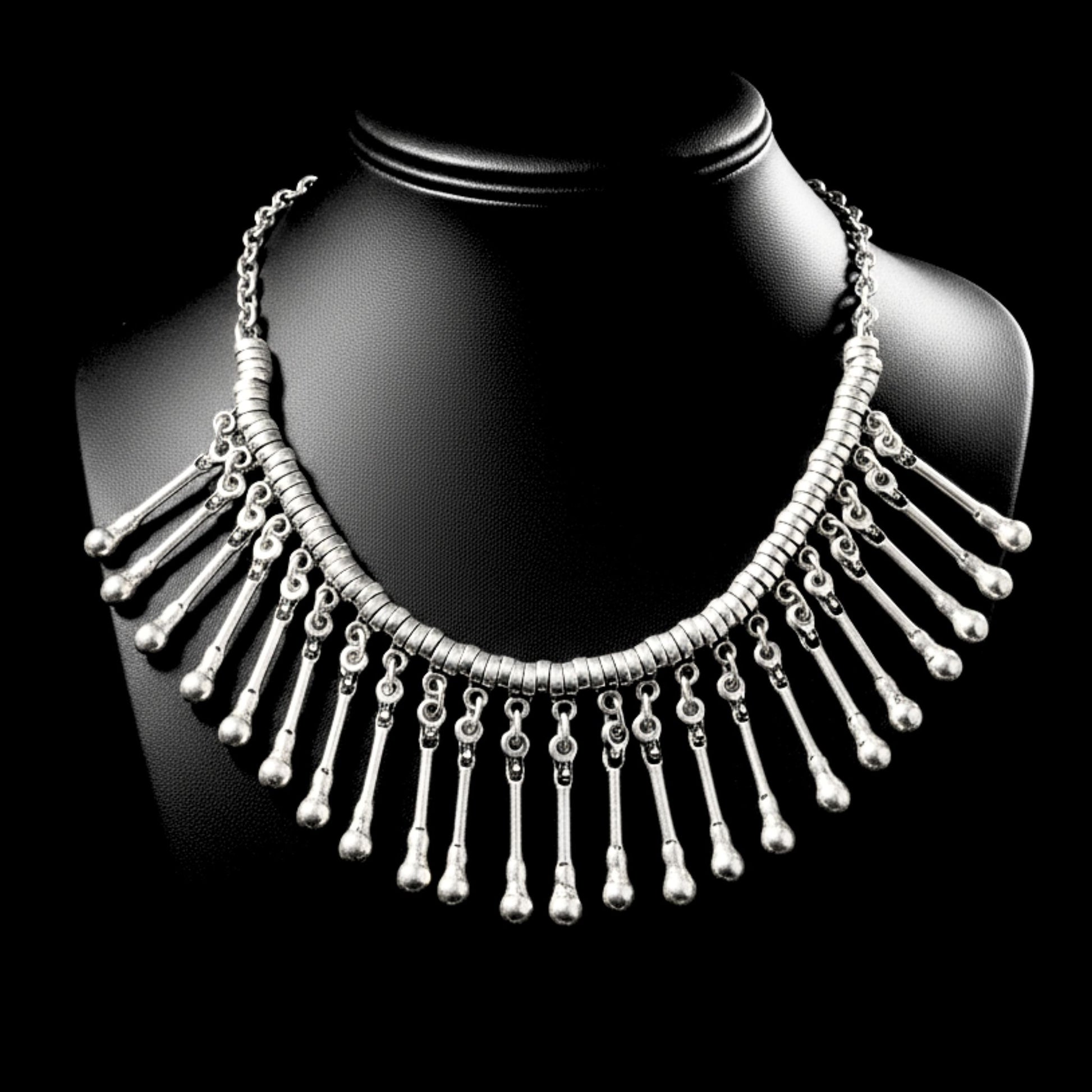 Collar babero de zamak plateado con flecos de varillas y bolitas en cascada, estilo étnico Joyería Osnor Zamak