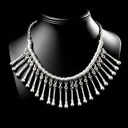 Collar babero de zamak plateado con flecos de varillas y bolitas en cascada, estilo étnico Joyería Osnor Zamak