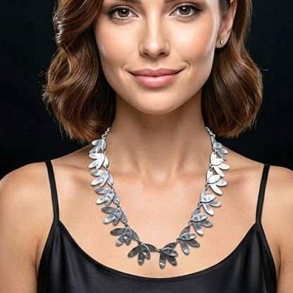 chica luciendo collar exclusivo fashion joyeria osnor zamak
