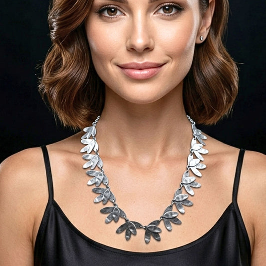 chica luciendo collar exclusivo fashion joyeria osnor zamak