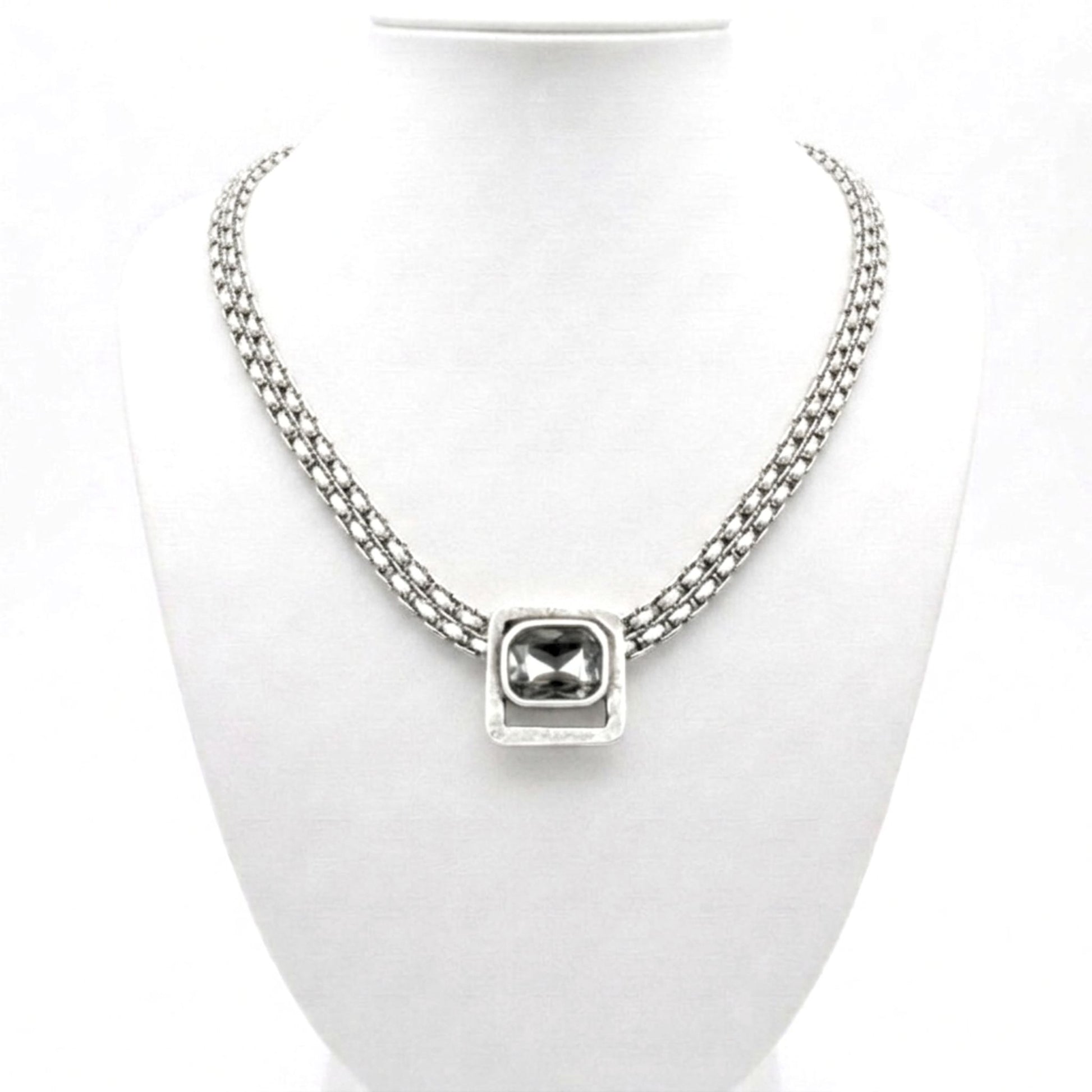 Collar de zamak aleación de 4 metales zinc aluminio magnesio y cobre hipoalergénico plateado cierre gancho liso brillo volumen diseño joyería osnor moda moderno fiesta fashion glamour lujo elegante boda exclusivo 