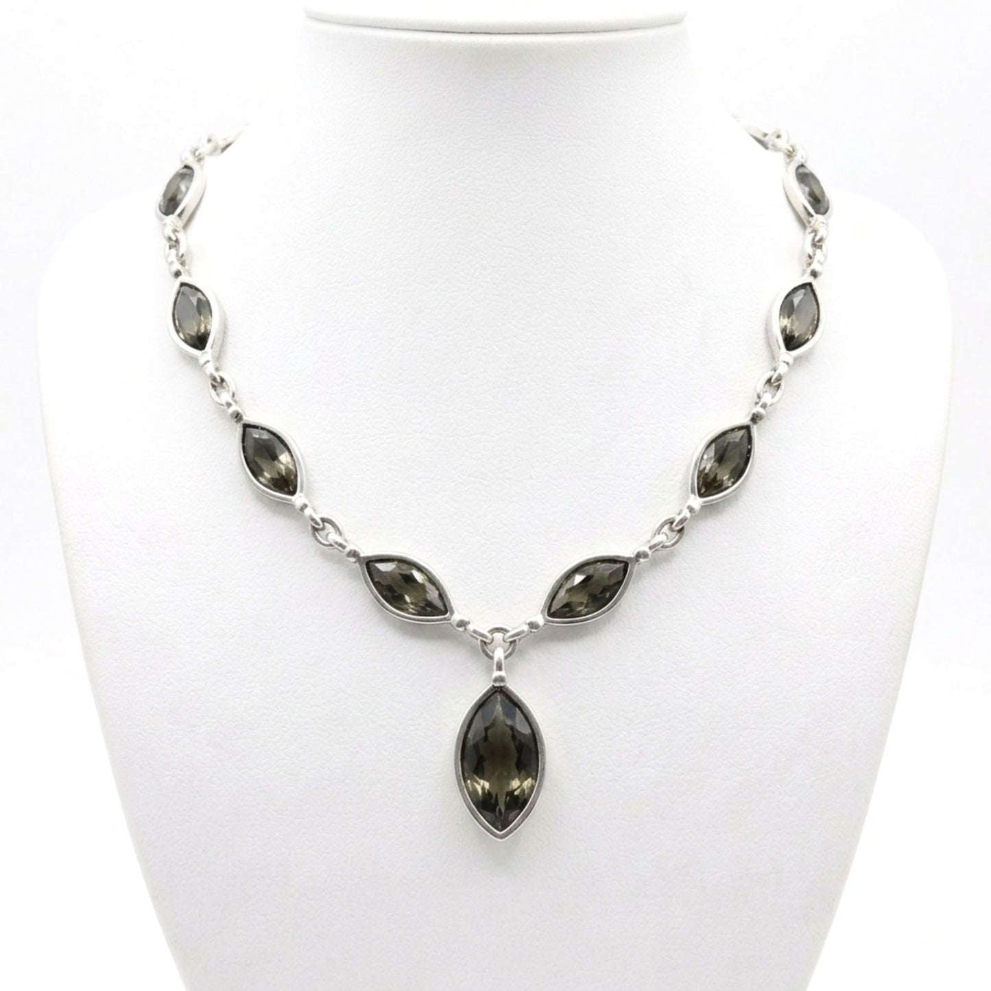 Collar tipo gargantilla de zamak mujer diseño de joyería Osnor moda moderno elegante boda fiesta fashion glamour lujo mujer diferente Circonitas cierre de gancho 