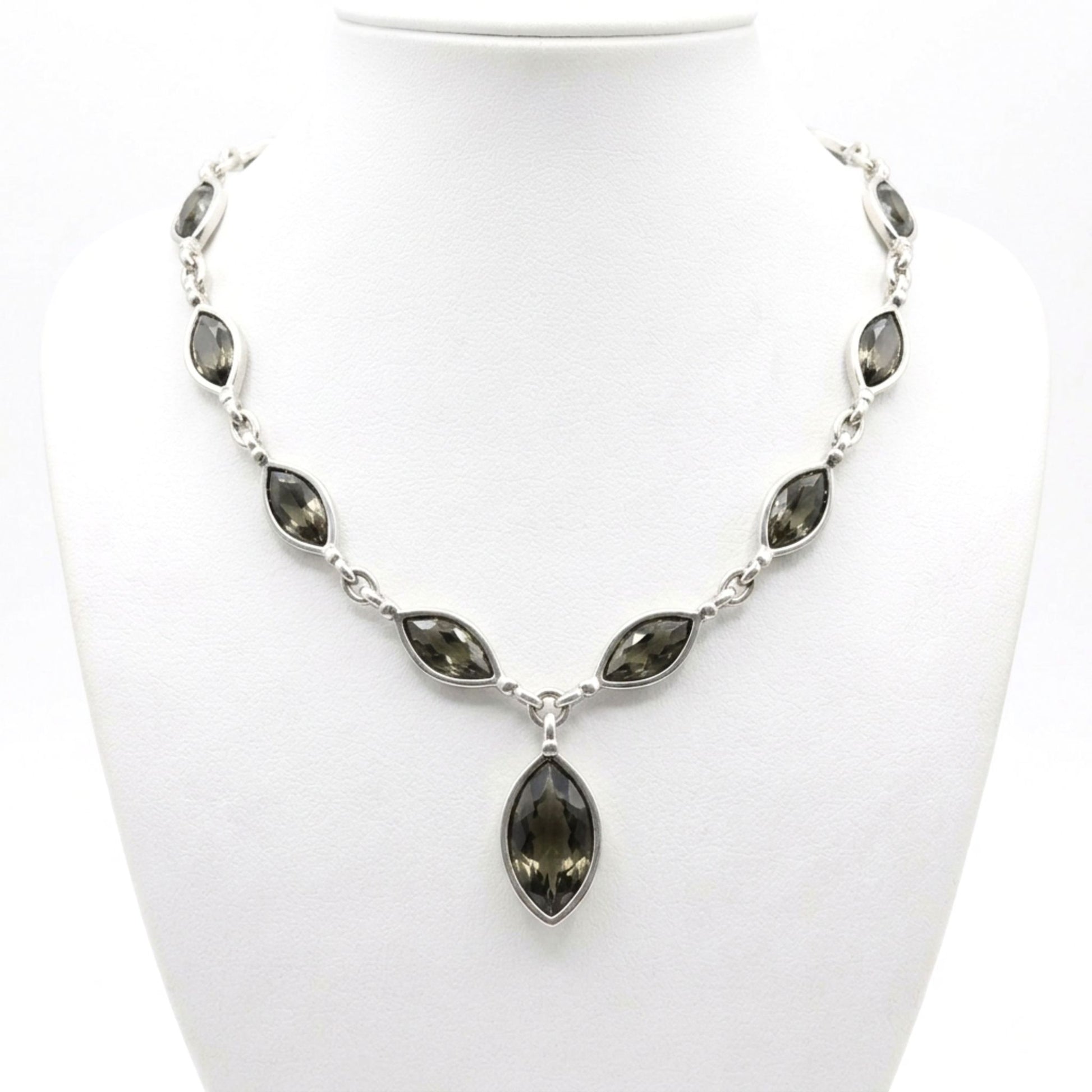 Collar tipo gargantilla de zamak mujer diseño de joyería Osnor moda moderno elegante boda fiesta fashion glamour lujo mujer diferente Circonitas cierre de gancho 