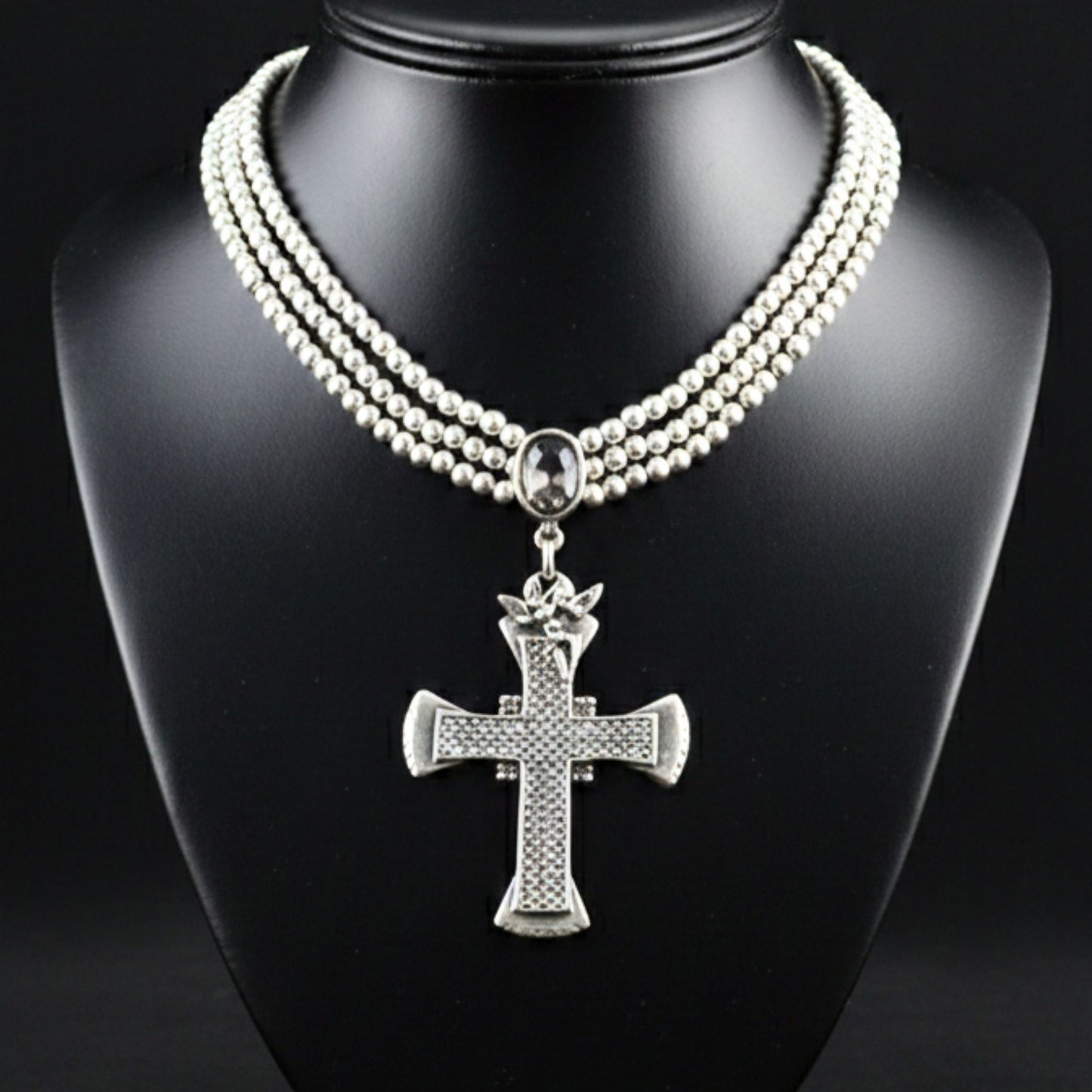 Collar Gargantilla Cruz Labrada con Circonita Gris Ahumado | Zamak Plateado