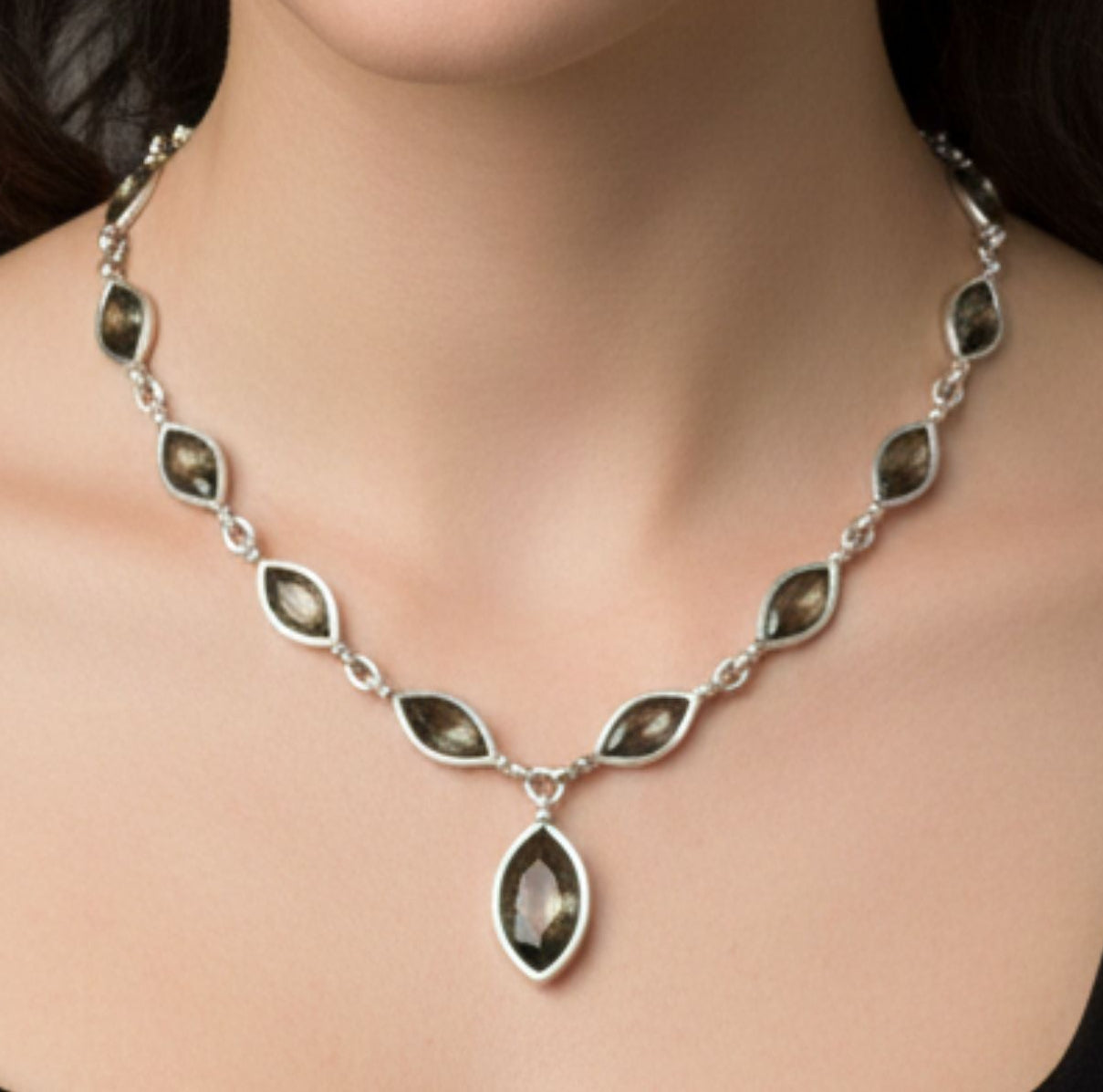 Chica luciendo collar de zamak mujer diseño joyería osnor moda moderno fiesta fashion glamour lujo elegante hipoalergénico plateado aleación de 4 metales zinc aluminio magnesio y cobre 