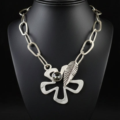 Collar Cadena Trébol Zamak Plateado con Circonita Gris | Joyería Osnor