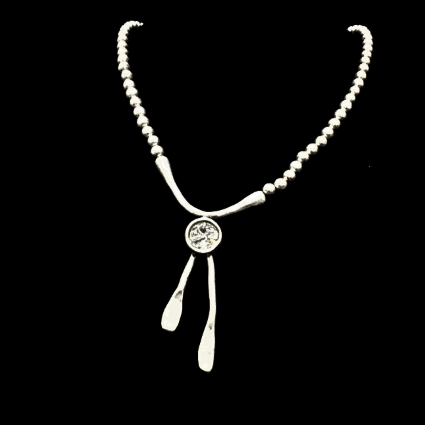 expositor luciendo collar zamak joyeria osnor zamak circonita exclusivo