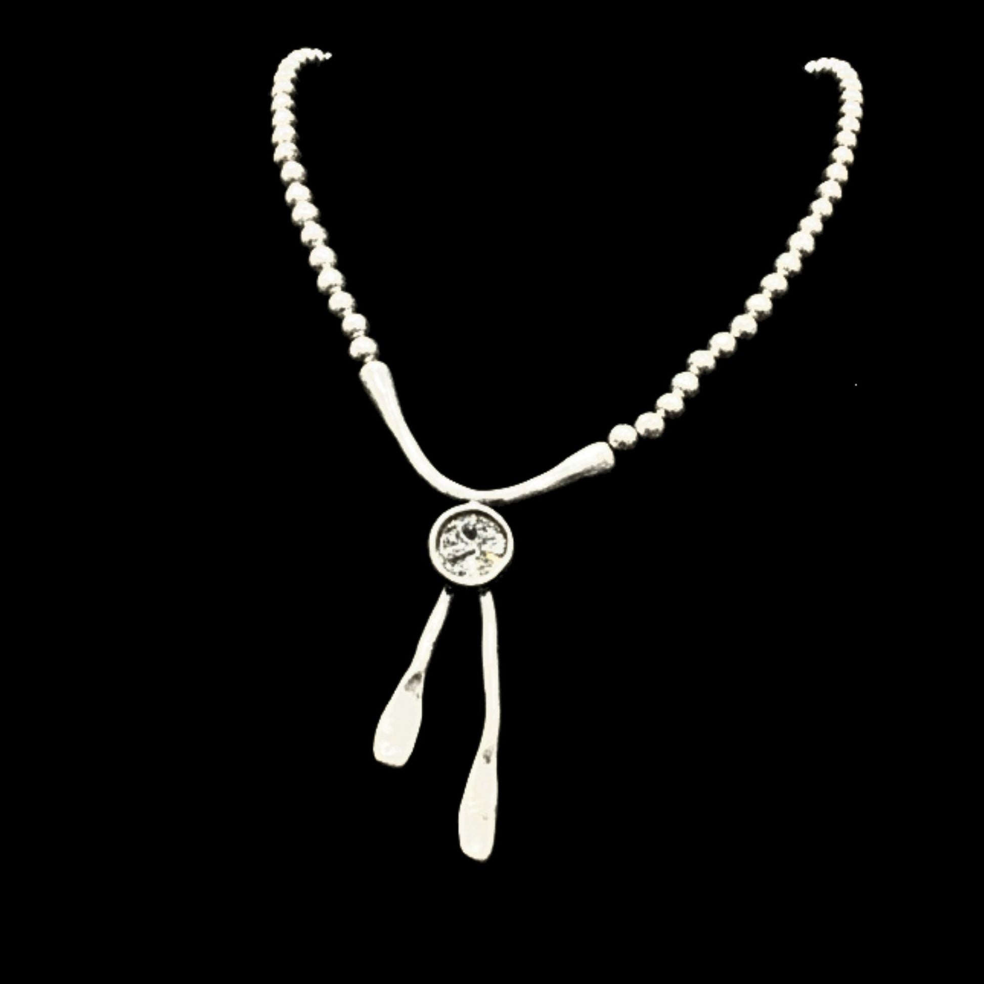 expositor luciendo collar zamak joyeria osnor zamak circonita exclusivo