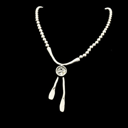 expositor luciendo collar zamak joyeria osnor zamak circonita exclusivo