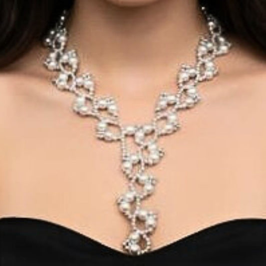 chica luciendo collar joyeria osnor