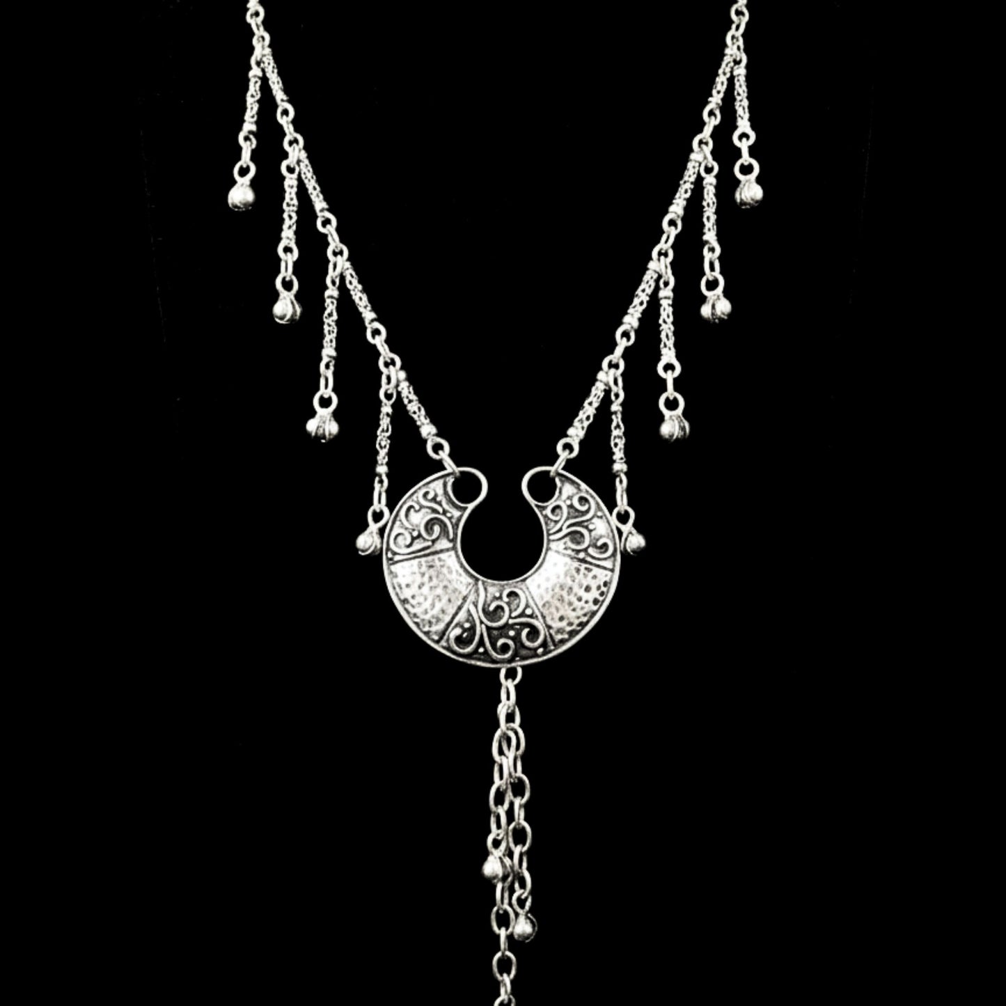 expositor luciendo collar de zamak mujer joyeria osnor zamak