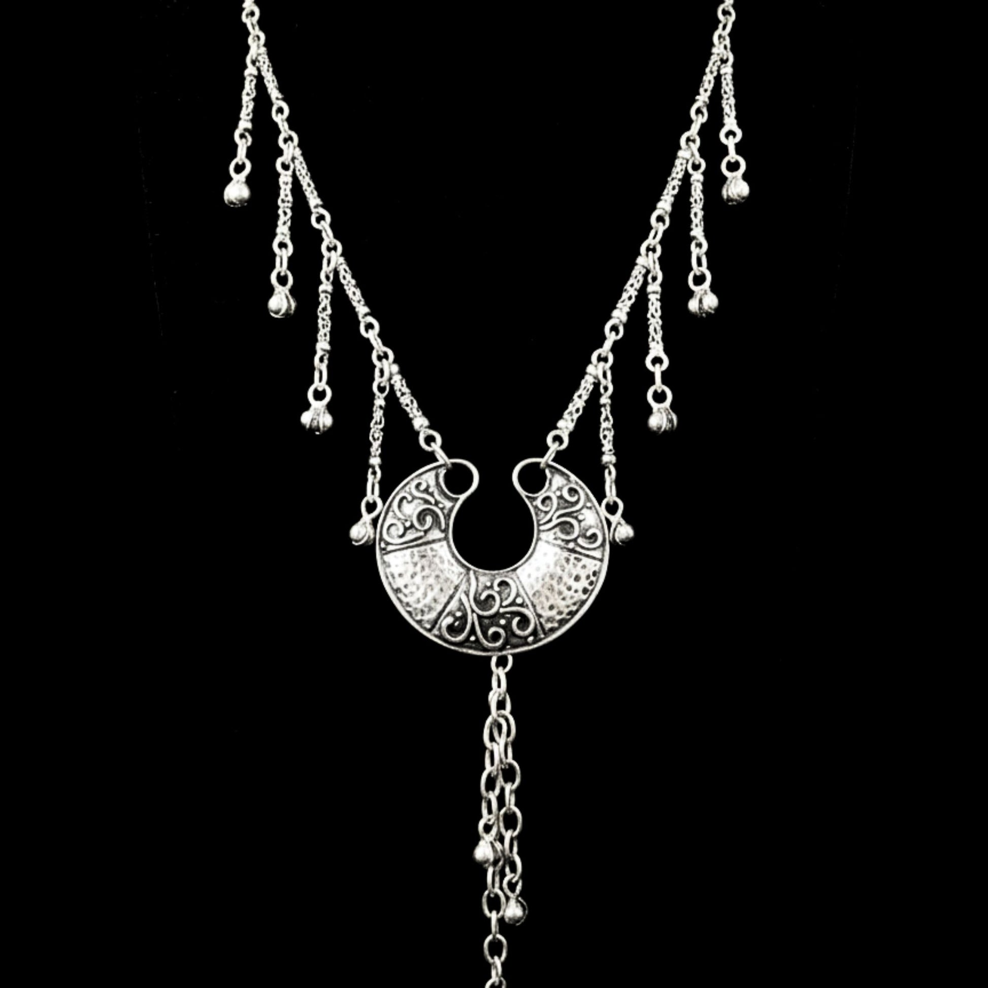 expositor luciendo collar de zamak mujer joyeria osnor zamak