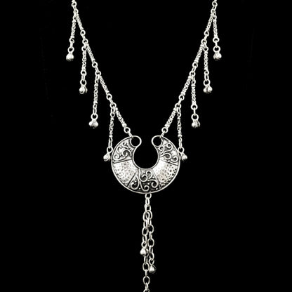 expositor luciendo collar de zamak mujer joyeria osnor zamak