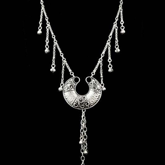 expositor luciendo collar de zamak mujer joyeria osnor zamak