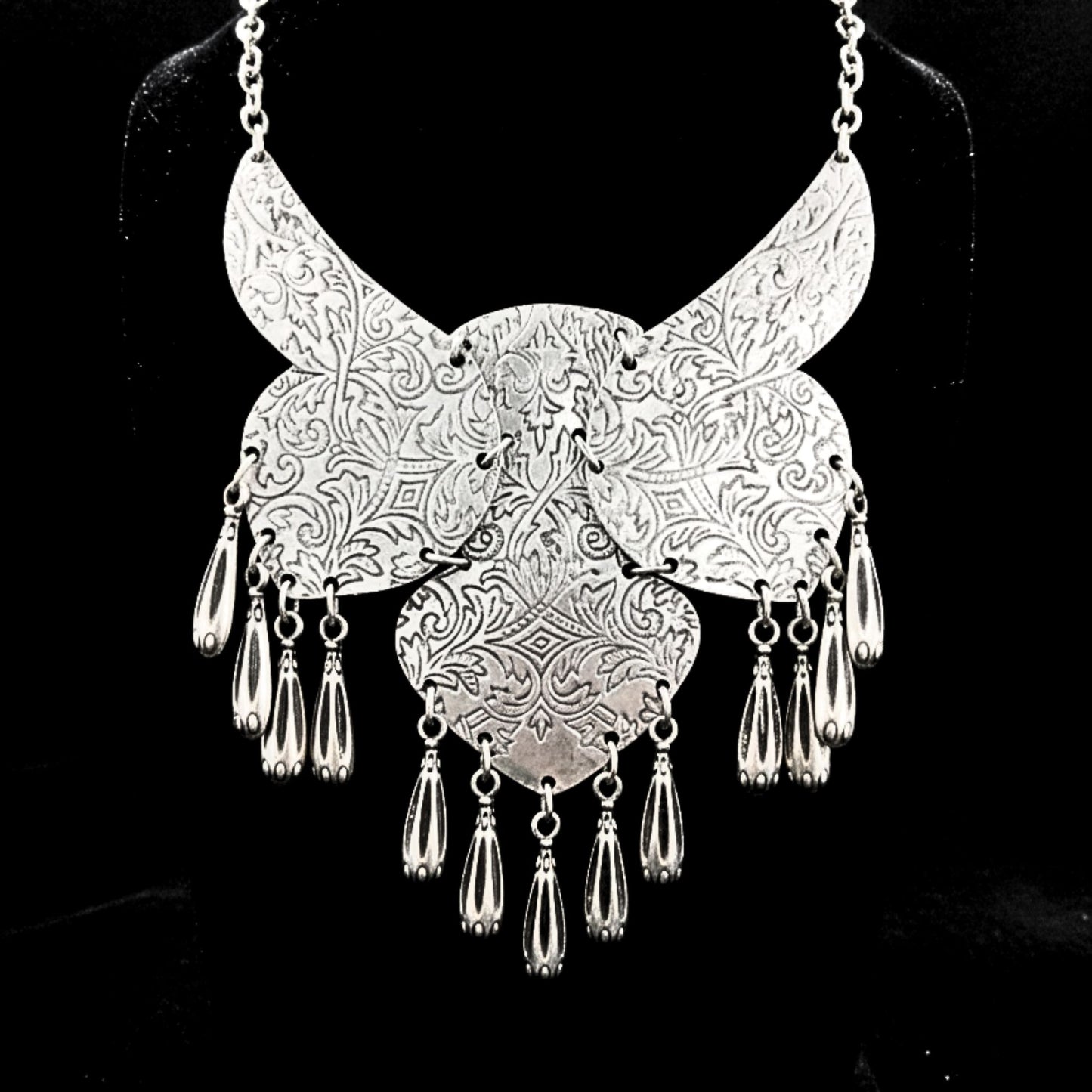 expositor luciendo collar de zamak plateado exclusivo volumen joyeria osnor zamak