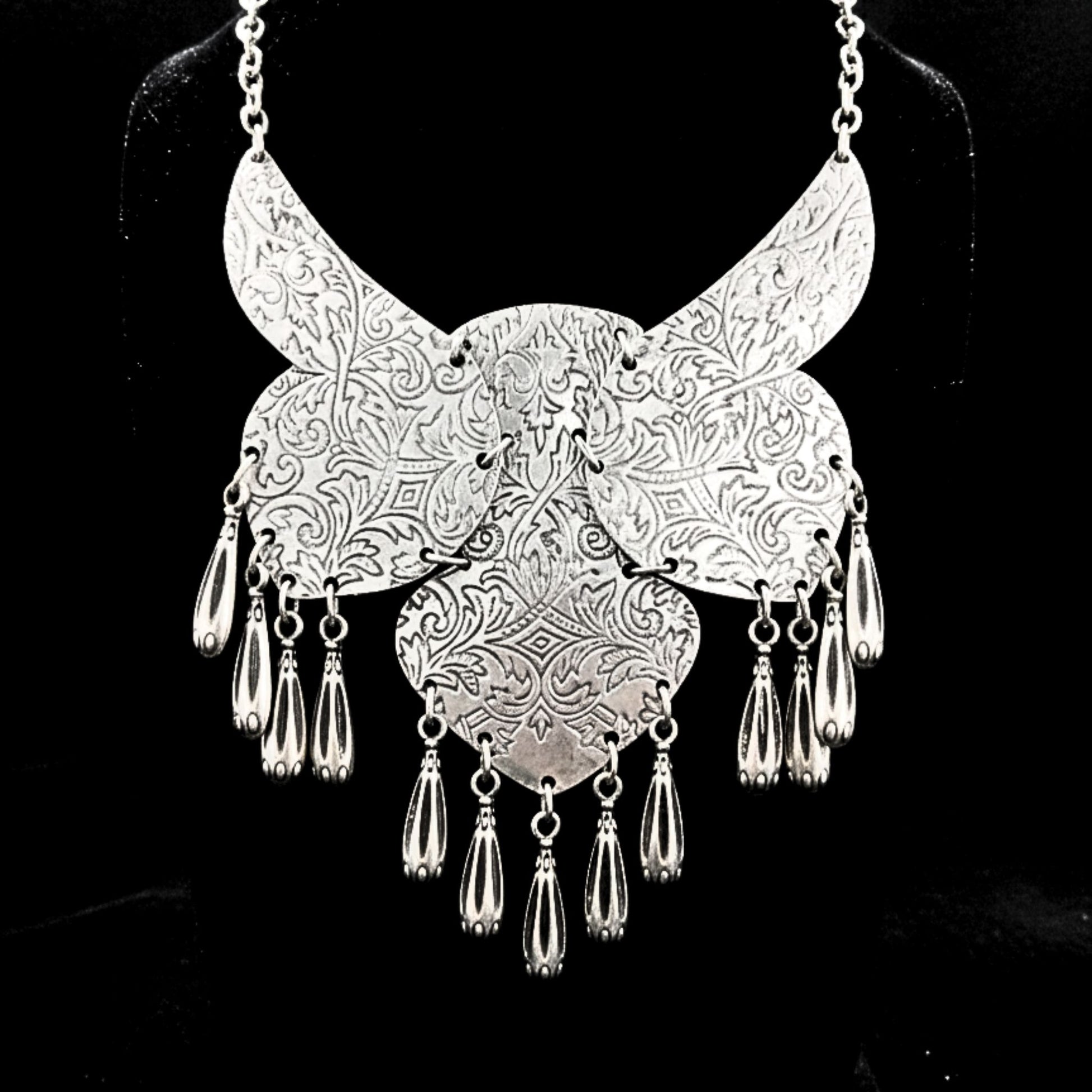 expositor luciendo collar de zamak plateado exclusivo volumen joyeria osnor zamak