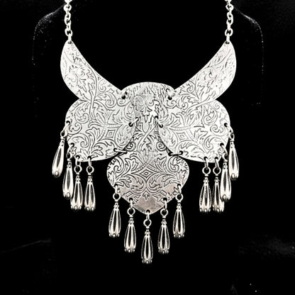 expositor luciendo collar de zamak plateado exclusivo volumen joyeria osnor zamak