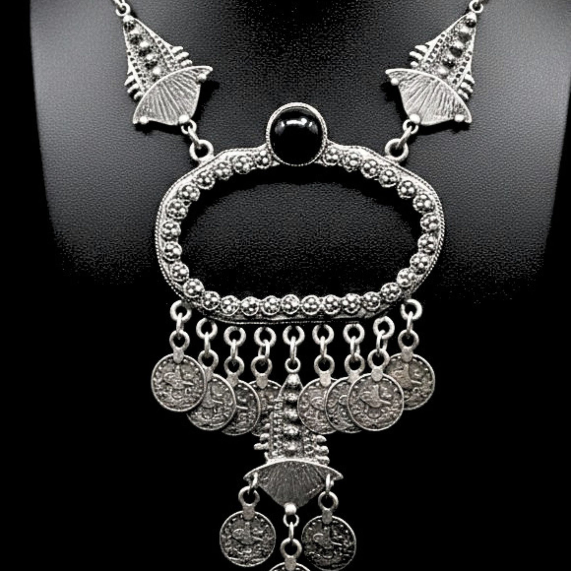 expositor luciendo collar largo de zamak exclusivo joyeria osnor zamak