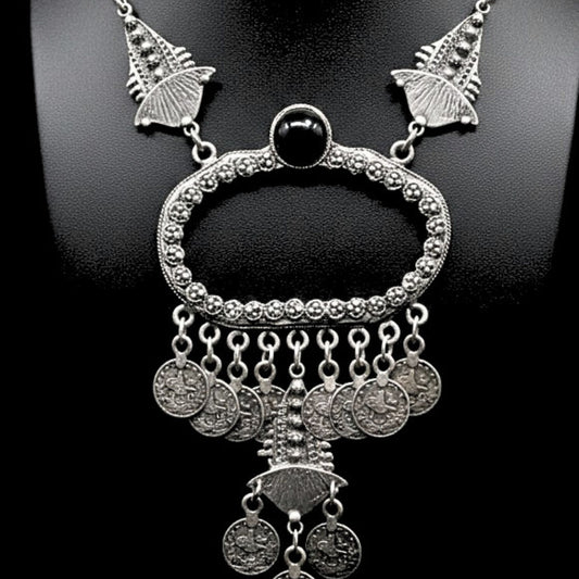 expositor luciendo collar largo de zamak exclusivo joyeria osnor zamak