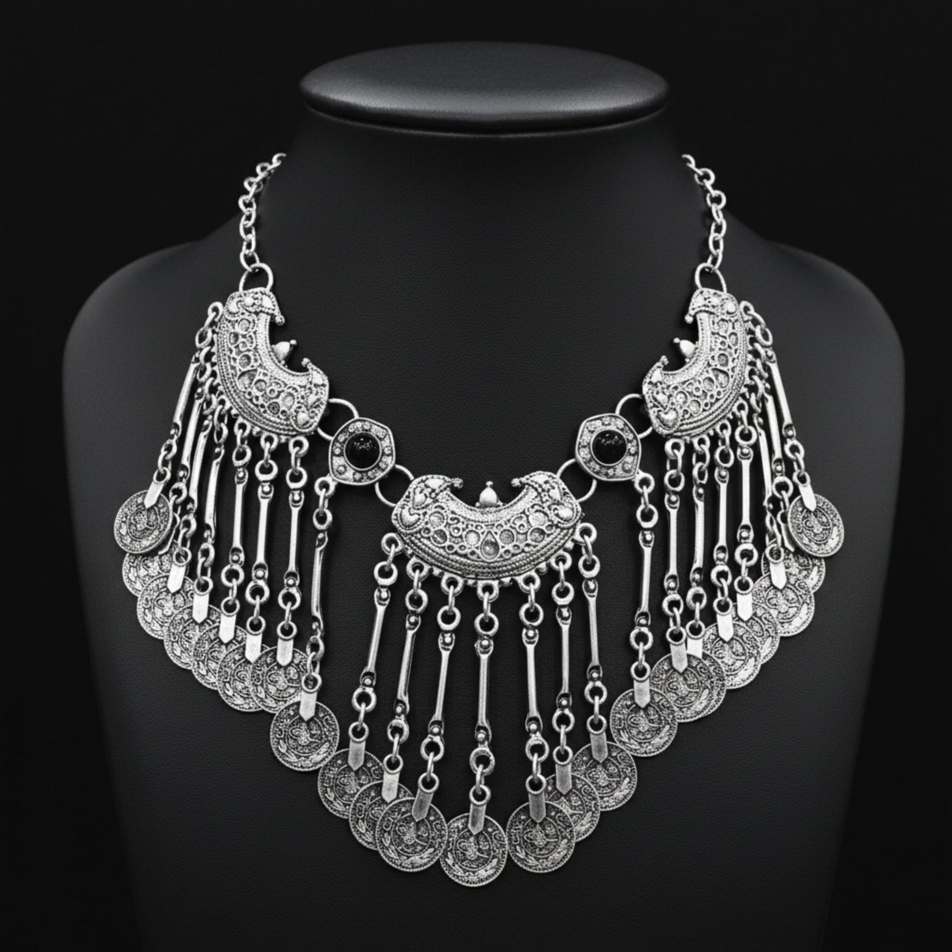 expositor luciendo collar piedras negras zamak mujer exclusivo joyeria osnor zamak
