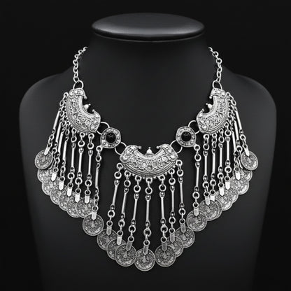 expositor luciendo collar piedras negras zamak mujer exclusivo joyeria osnor zamak