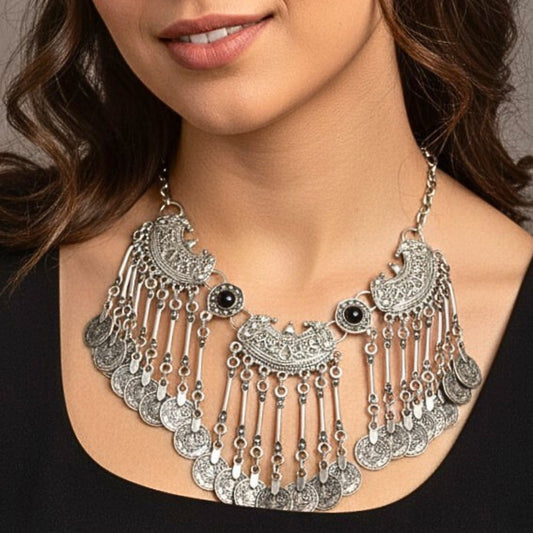 chica luciendo collar de zamak y piedrasc negras exclusivo joyeria osnor zamak