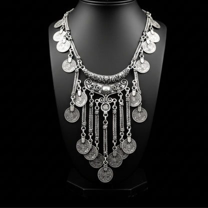 expositor luciendo collar de mujer en zamak y monedas joyeria osnor zamak