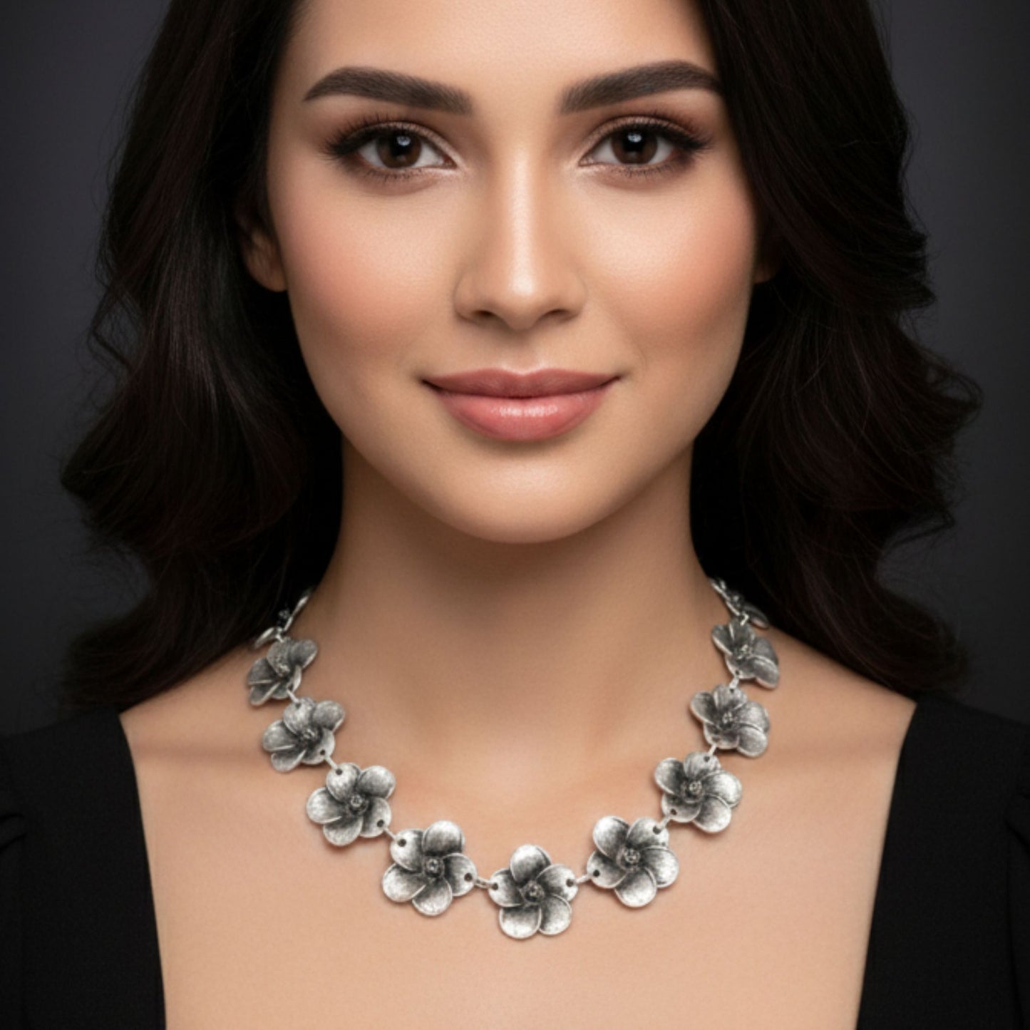 Gargantilla Zamak Flores en Relieve Plateada | Joyería Osnor