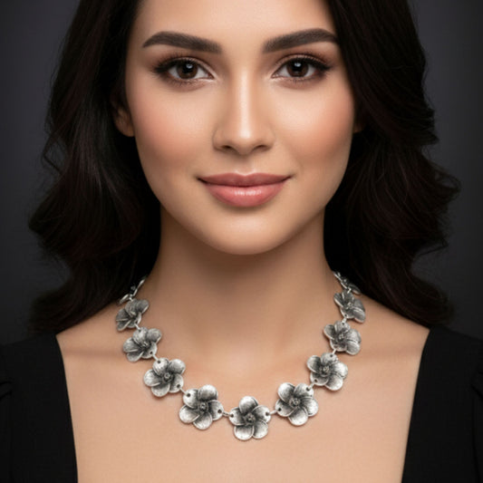 Gargantilla Zamak Flores en Relieve Plateada | Joyería Osnor