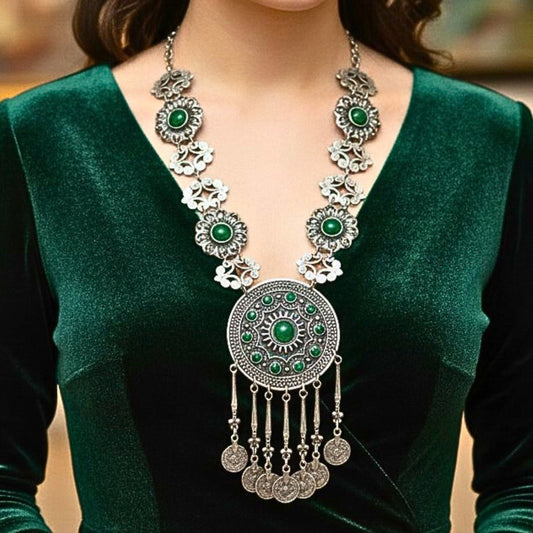 chica luciendo collar largo elegante piedras verdes joyeria osnor zamak