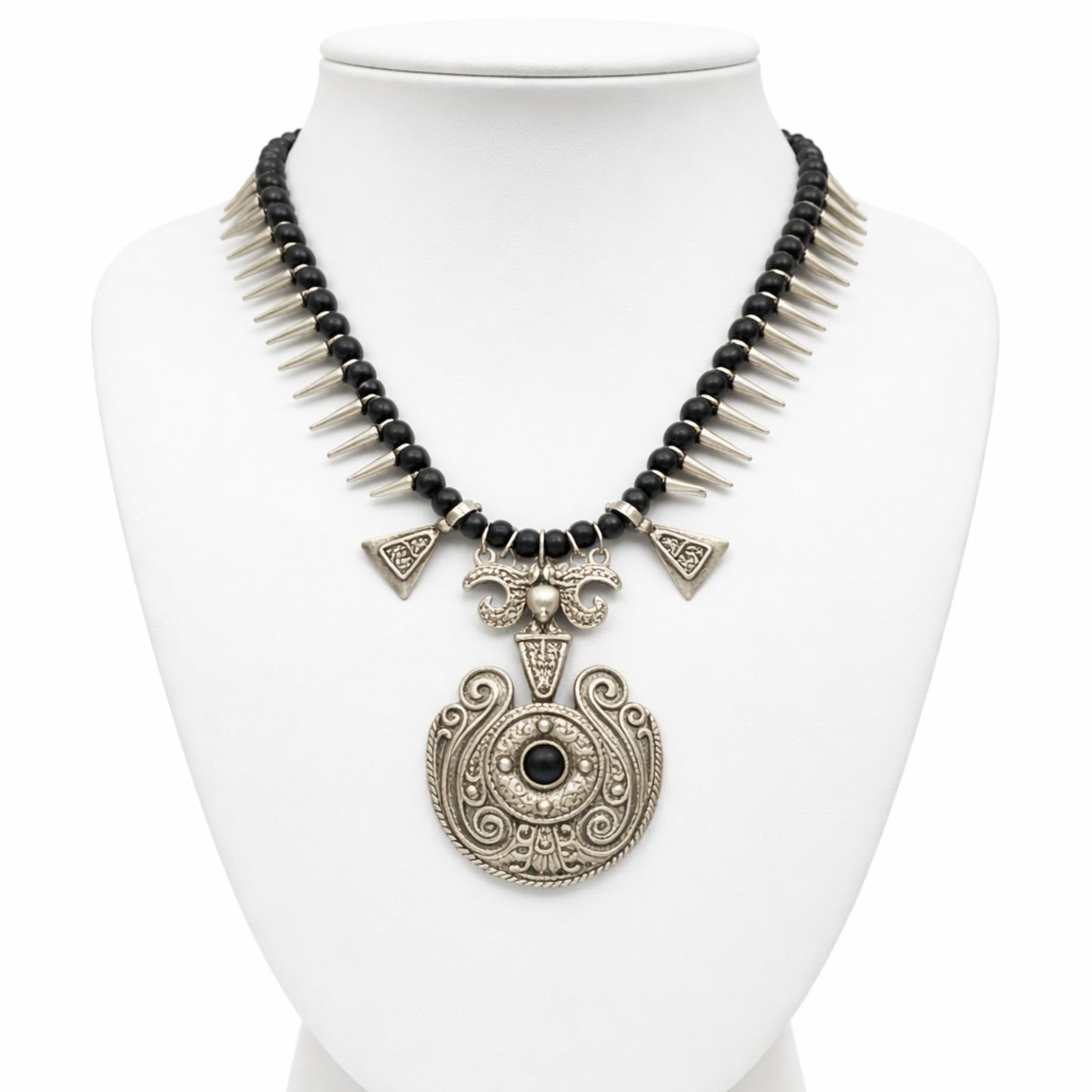 Collar zamak unisex con piedras redondas negras y medallon en el centro joyeria osnor amak