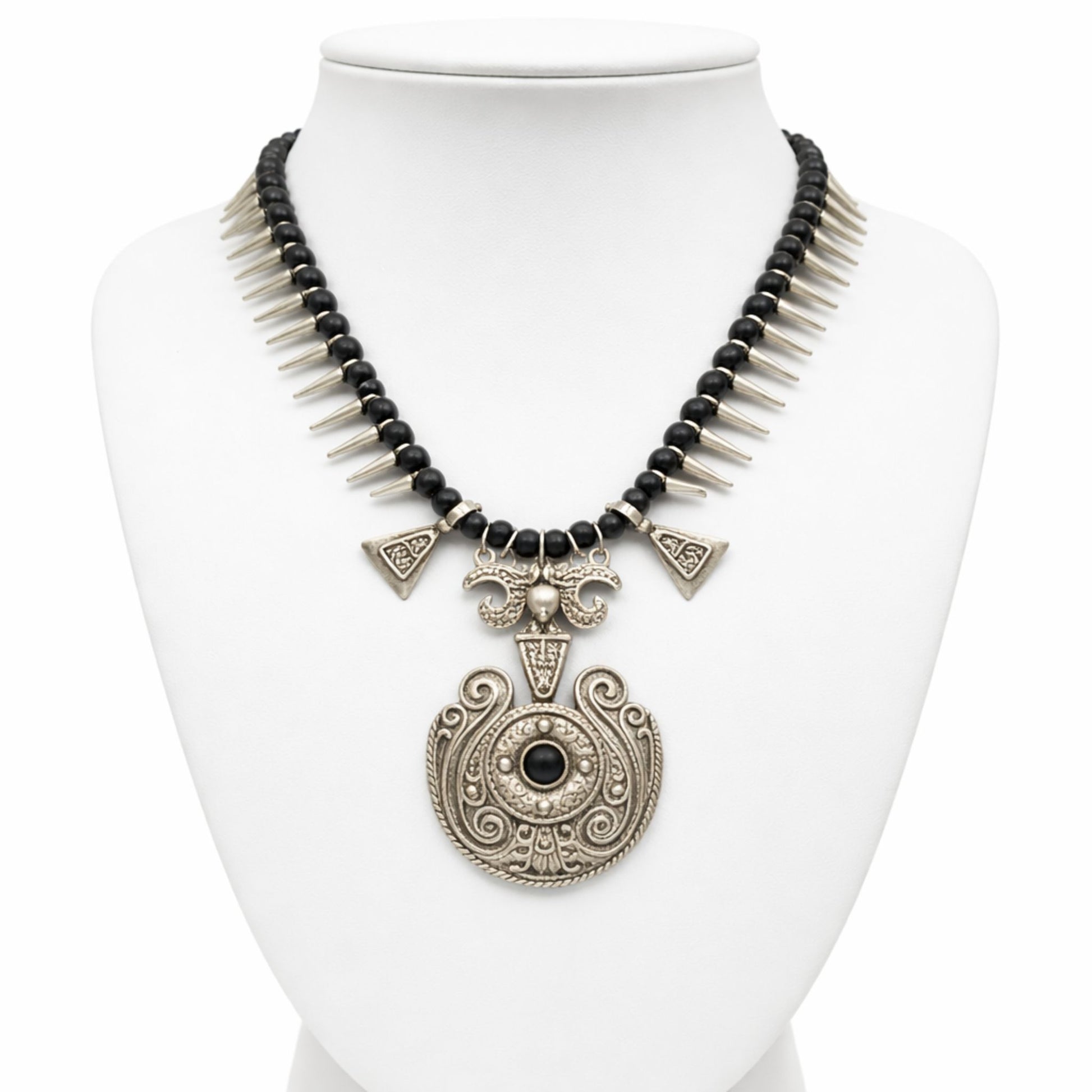 Collar zamak unisex con piedras redondas negras y medallon en el centro joyeria osnor amak