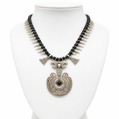 Collar zamak unisex con piedras redondas negras y medallon en el centro joyeria osnor amak